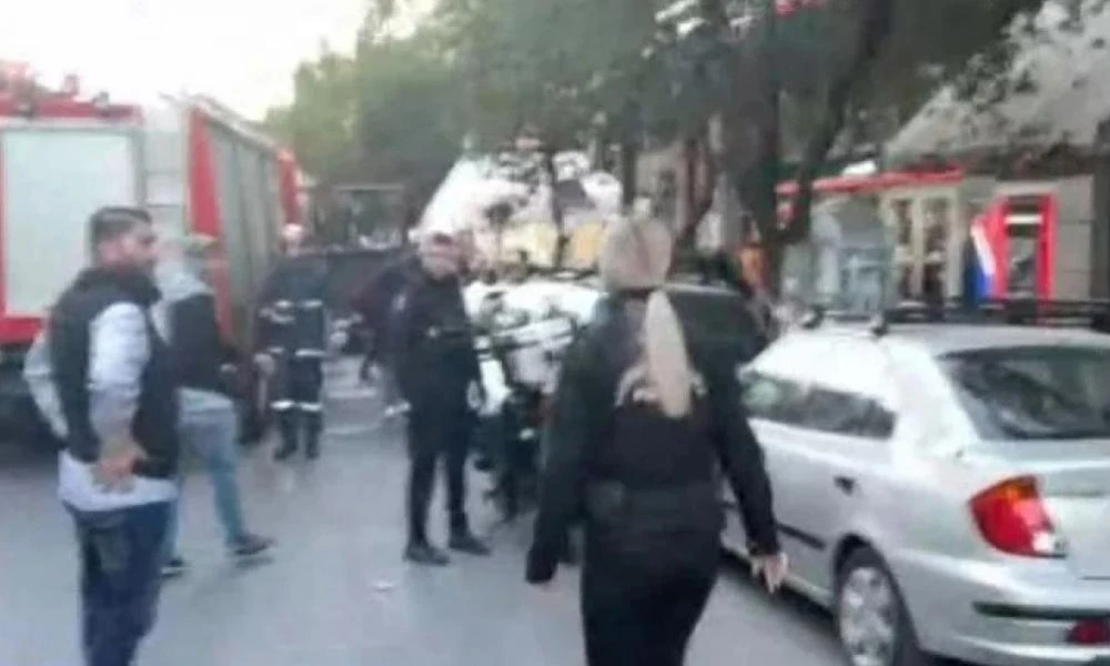 Σοκαριστικό βίντεο με τον άντρα που απειλούσε περαστικούς με τσεκούρι στην Καλλιθέα (βίντεο)